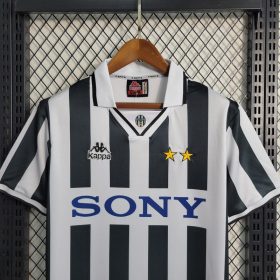 Retro Juventus 1995/96 Home Jersey - Image 5